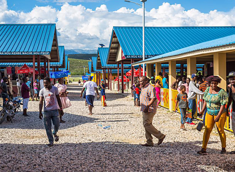 haitians-visit-marketplace