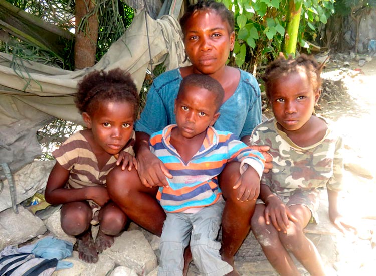 Poor mother and her children in Sapaterre.