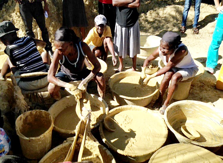 Women making mud cookies in Sapaterre.
