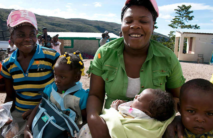 Hundreds of people walked during the entire night with babies in their arms.