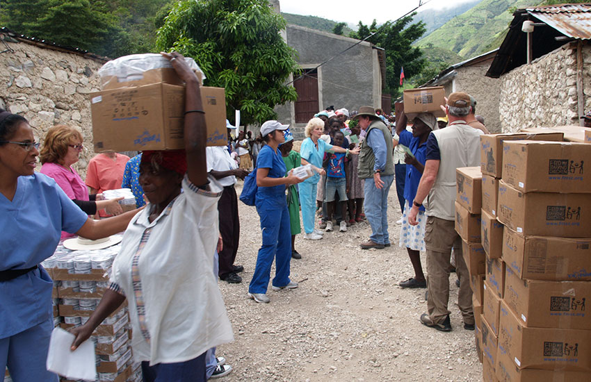 Food distribution in the village of Lastik.