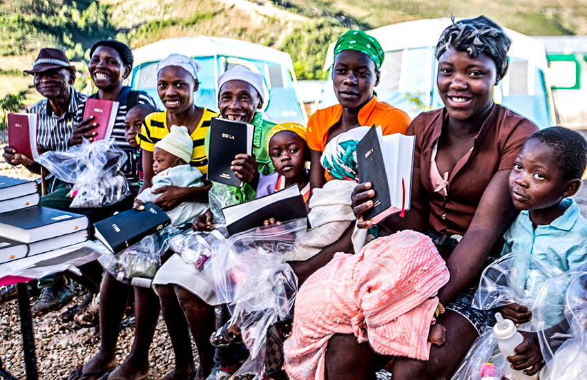 Many of the patients received Bibles, and accepted Jesus! 