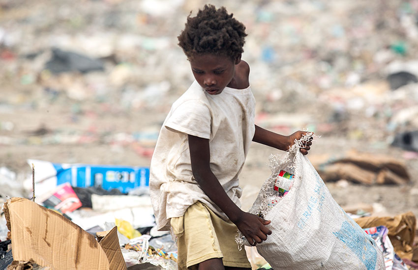 In the Truttier garbage dump, hundreds of little children depend on the “rotten food” they find, or they depend on something “thrown away” to sell.